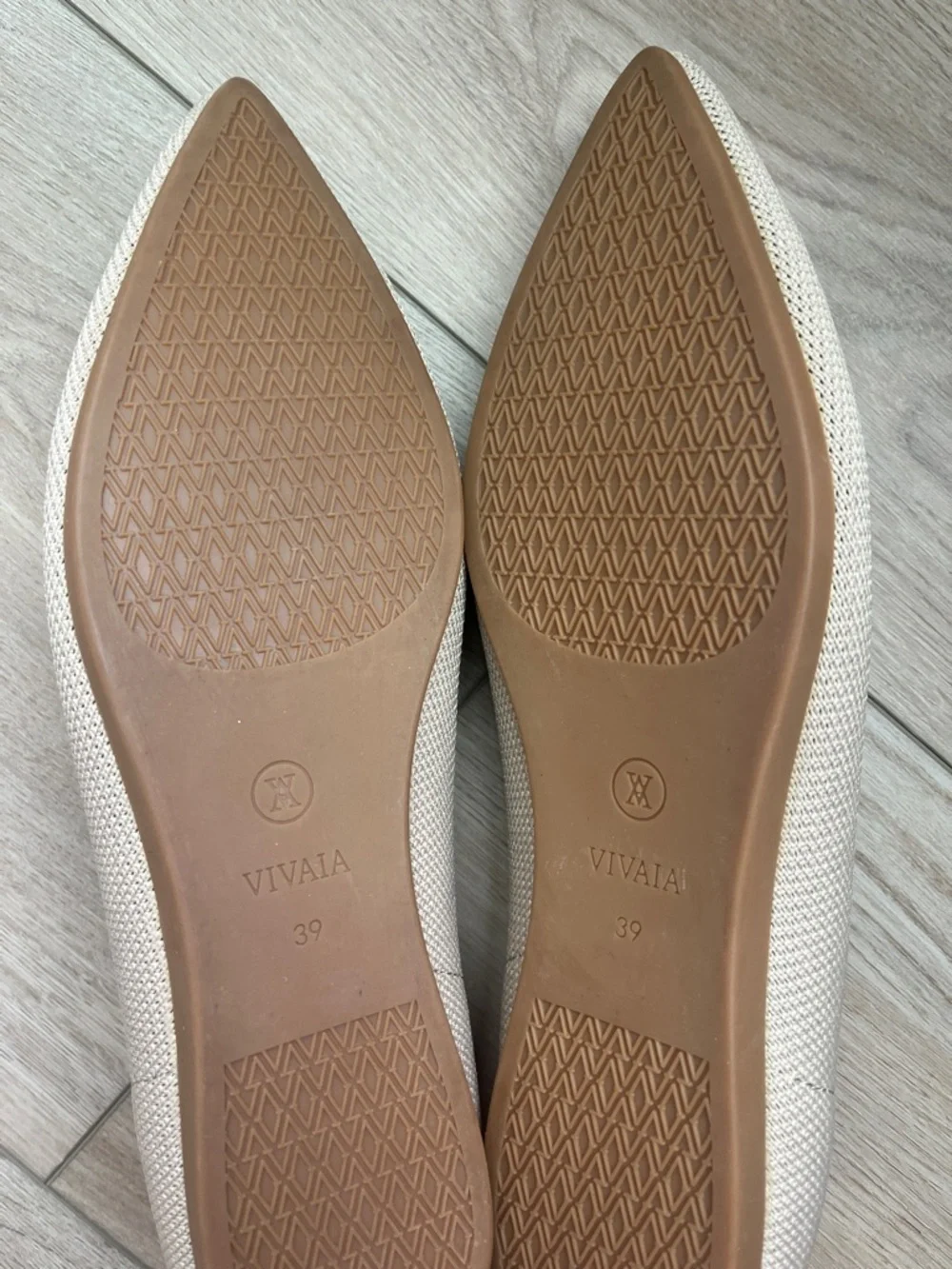 Vivaia Pointed-Toe Ballet Flats - Picture 7 of 8